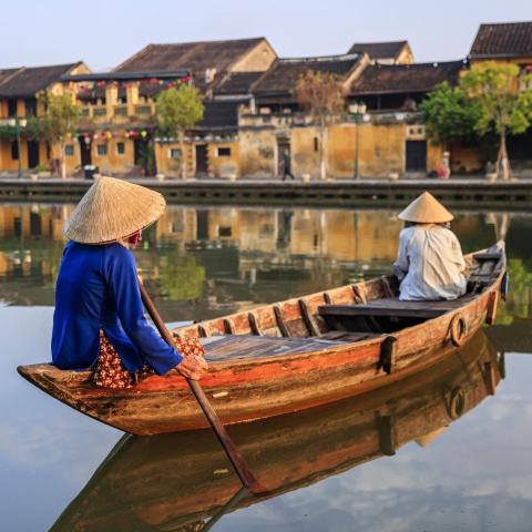 2 women in boat Hoi An 