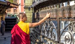 Photo Monk spinning prayer wheels in Nepal